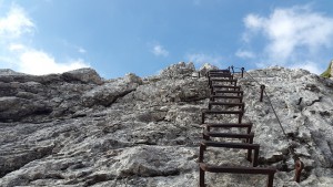 Imagen escaleras en una montaña